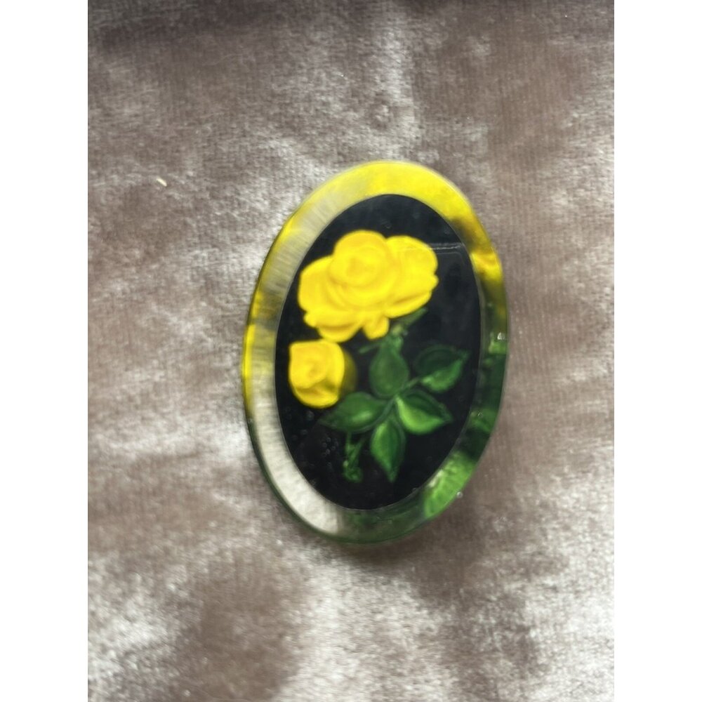 VINTAGE 1960s LUCITE 3 DIMENSIONAL FLOWER BROOCH 1 5/8" TALL  YELLOW ROSES